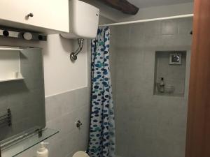 een badkamer met een douche, een toilet en een wastafel bij Appartamenti La Quiete in Mele