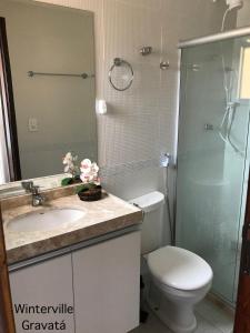 W łazience znajduje się toaleta, umywalka i prysznic. w obiekcie Winterville Gravatá - Flat 1012 w mieście Gravatá
