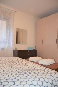 オメーニャにあるCasa al lagoのベッドルーム1室(ベッド1台、ドレッサー付)