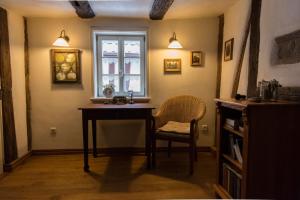 WolfhagenにあるFachwerkhausのテーブルと椅子、窓が備わる客室です。