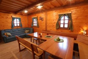 uma sala de estar com uma mesa e um sofá em Zidanca med Vinogradi em Otocec