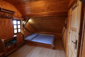 Habitación pequeña con 1 cama en una cabaña en Zidanca med Vinogradi en Otočec