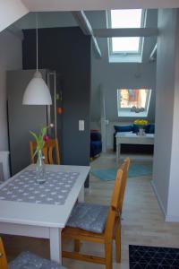 ein Esszimmer mit einem weißen Tisch und Stühlen in der Unterkunft Stadtflucht Lüneburg: Ferienwohnungen Innenstadt in Lüneburg