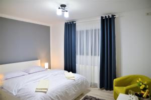Un pat sau paturi într-o cameră la Mondrian Event & Garden