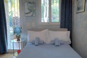 Giường trong phòng chung tại Villa Sunrise Lagonisi +47 ảnh