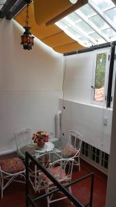 a dining room with a table and chairs and a window at CH Lar Alojamiento in Mendoza