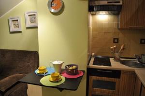 a kitchen with a table with two hats on it at Apartamenty w Stegnie in Stegna