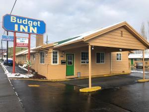 ein Gebäude mit Aurger Inn Schild davor in der Unterkunft Budget inn in Portland