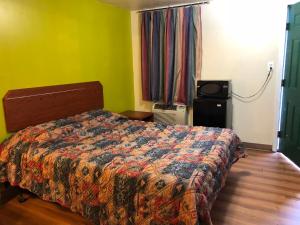 Postel nebo postele na pokoji v ubytování Budget inn + 8 fotografií