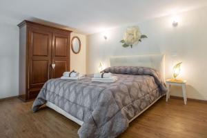 sypialnia z dużym łóżkiem i drewnianą szafką w obiekcie Charming Suite Cavour heart of Florence we Florencji