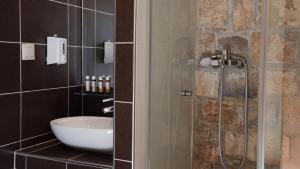 Koupelna v ubytování Enalio Suites