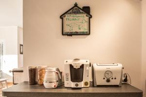 um balcão de cozinha com uma batedeira e comodidades para preparar café em Casa Rosa em Luisago