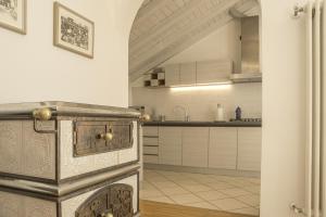 a kitchen with an old stove in a room at Casa Rosa in Luisago