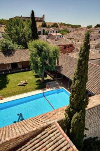 an overhead view of a swimming pool in a villa at Parador de Chinchón in Chinchón