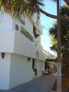 Un edificio con un cartel al costado. en Hotel Boutique America, en Miramar