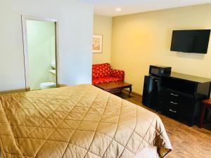 En eller flere senge i et værelse på Sunset Inn Longview