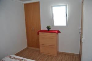 1 dormitorio con tocador con encimera roja en Ático Tanausú en Arrecife