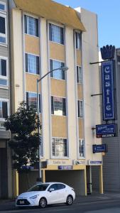 een witte auto geparkeerd voor een gebouw bij Castle Inn in San Francisco