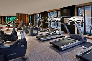 Das Fitnesscenter und/oder die Fitnesseinrichtungen in der Unterkunft Radisson Resort and Suites Phuket