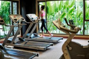 Das Fitnesscenter und/oder die Fitnesseinrichtungen in der Unterkunft Radisson Resort and Suites Phuket