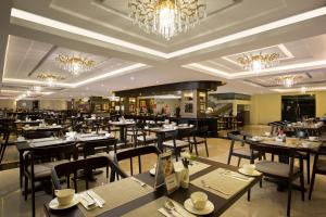 ห้องอาหารหรือที่รับประทานอาหารของ Swiss-Belhotel Lampung