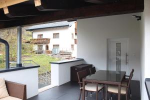 a balcony with a table and chairs and a view of a building at Apart Urban in Kauns