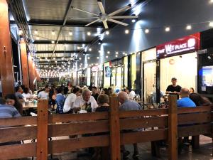 um grupo de pessoas sentadas em mesas em um restaurante em Sunnybank Star Hotel em Brisbane