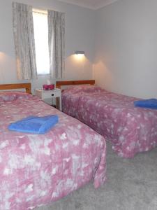 um quarto de hotel com duas camas e uma janela em Glenfield Cottage em Yarck