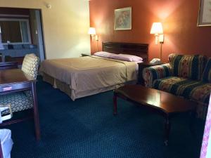 A bed or beds in a room at Executive Inn Texarkana