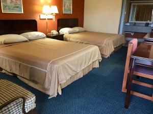 Postel nebo postele na pokoji v ubytování Executive Inn Texarkana