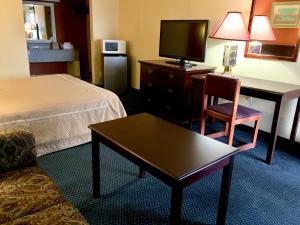 Postel nebo postele na pokoji v ubytování Executive Inn Texarkana