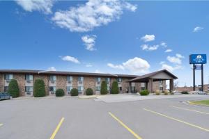 ein Parkplatz vor einem Hotel in der Unterkunft Americas Best Value Inn and Suites Bismarck in Bismarck