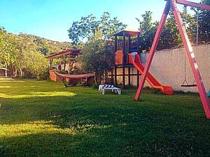 un parque infantil con tobogán y columpio en Casa Vacanze Borgo Borghese en SantʼAlessio Siculo