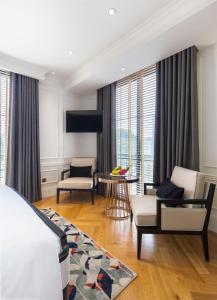 Khu vực ghế ngồi tại Bach Suites Saigon, a Member of Design Hotels