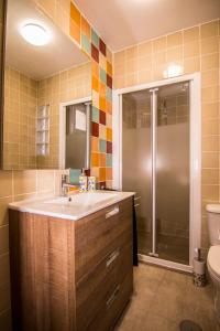 een badkamer met een wastafel en een douche bij Felices Los Cuatro in Toledo