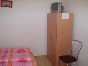 Televízia a/alebo spoločenská miestnosť v ubytovaní Apartmany u Smreka