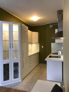 uma cozinha com armários brancos e uma bancada em Sopot Apartment em Sopot