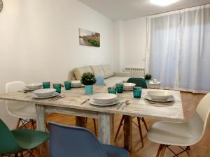 a dining room with a table and chairs at La caseta de Balaguer in Balaguer