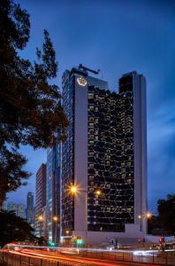 香港的住宿－英皇駿景酒店，一座高大的建筑,上面有钟