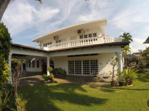 ein weißes Haus mit Balkon darüber in der Unterkunft Casa Impiana in Kuantan