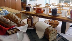 ein Tisch mit verschiedenen Brotsorten darauf in der Unterkunft Hôtellerie Franciscaine in Saint-Maurice