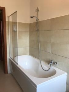 A bathroom at Color House Malpensa B&B