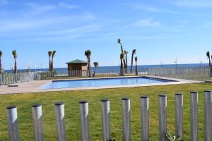 una valla con piscina frente al océano en Panorama Mar, en Torrevieja