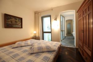 Giường trong phòng chung tại Apartmenthaus Albrechtsburg