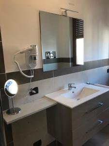 A bathroom at Color House Malpensa B&B