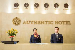 Μέλη του προσωπικού του Authentic Hanoi Boutique Hotel