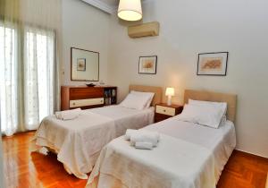 - une chambre avec 2 lits et des draps blancs dans l'établissement Athens Authentic Elegance at Acropolis, à Athènes