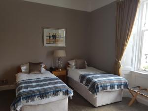 Postel nebo postele na pokoji v ubytování Ardshiel Hotel