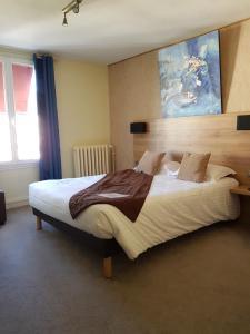 En eller flere senge i et værelse på Hôtel L'Univers