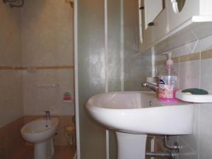 uma casa de banho com um lavatório e um WC em Villa bellavista em Castellammare del Golfo